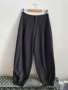 Czarne spodnie ZARA XS/S ściągane w nogawkach balonowe baloon 