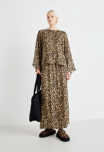 Moss Copenhagen komplet w panterkę S 36 pantera animal print wiskozowy set MSCH Copenhagen RIKKELOA 