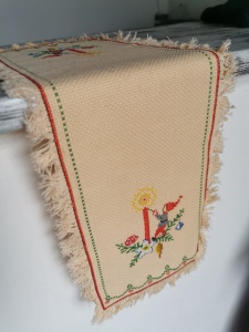 Świąteczny bieżnik z haftem vintage