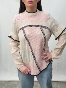 Muślinowa koszula na stójce z haftami M 38 