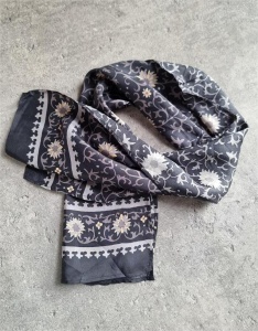 Szal jedwabny w kwiaty inwear